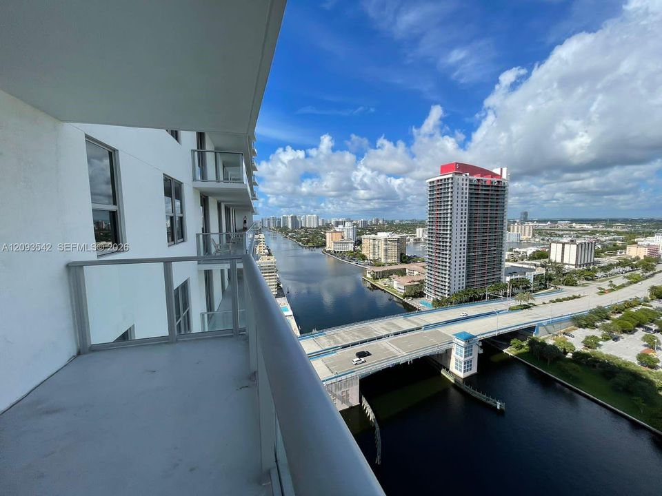 For Sale: $849,000 (2 beds, 2 baths, 1075 Square Feet)
