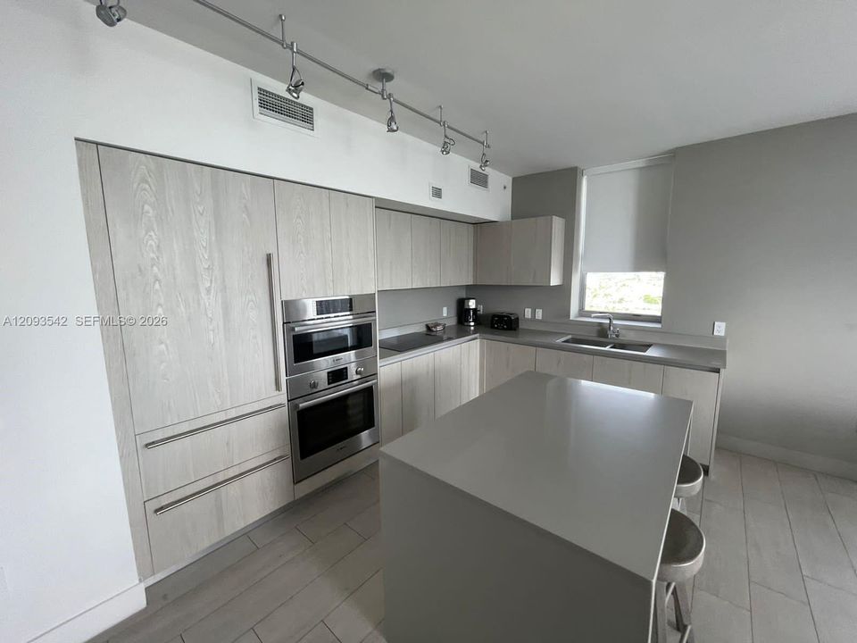 For Sale: $849,000 (2 beds, 2 baths, 1075 Square Feet)