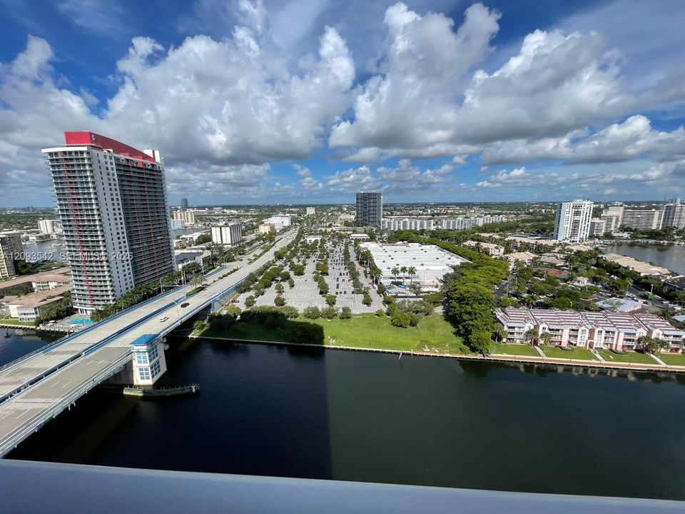 For Sale: $849,000 (2 beds, 2 baths, 1075 Square Feet)