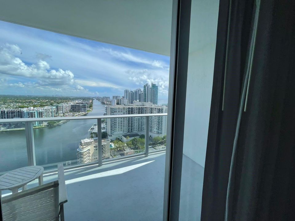 For Sale: $849,000 (2 beds, 2 baths, 1075 Square Feet)