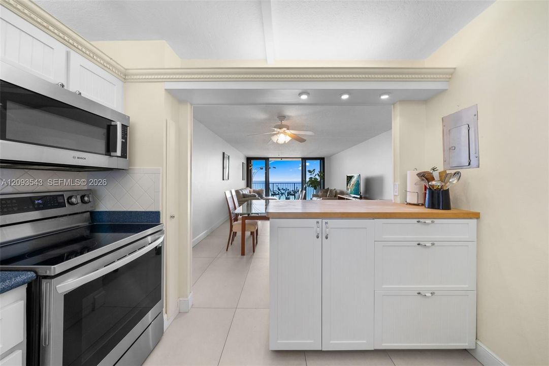 For Sale: $485,000 (1 beds, 2 baths, 980 Square Feet)