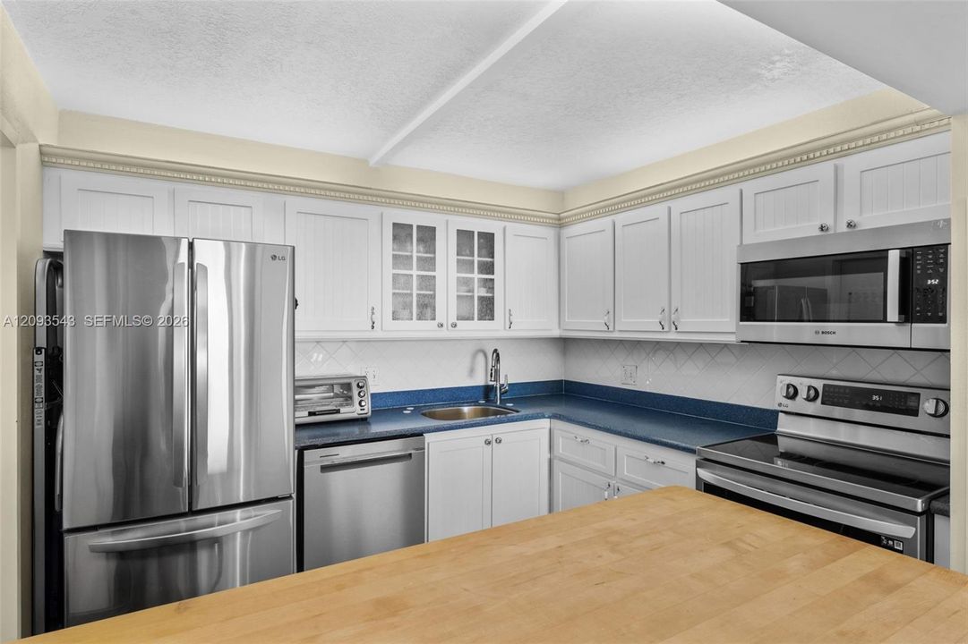 For Sale: $485,000 (1 beds, 2 baths, 980 Square Feet)
