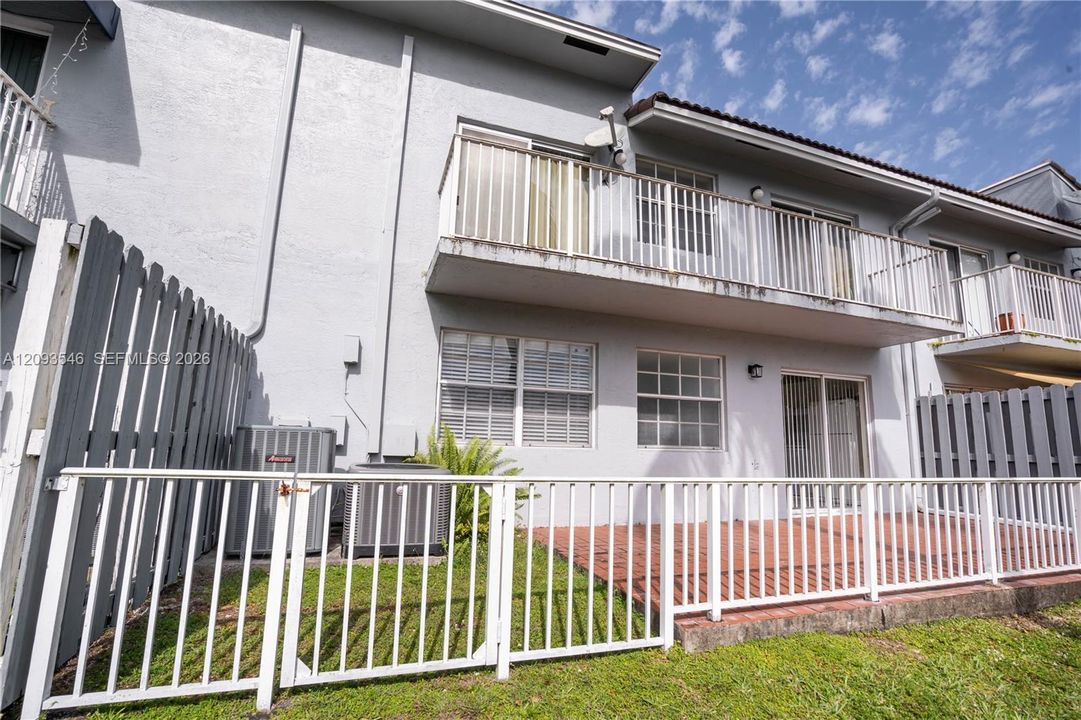 For Rent: $2,400 (2 beds, 2 baths, 1020 Square Feet)
