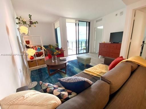 For Rent: $3,750 (1 beds, 1 baths, 681 Square Feet)