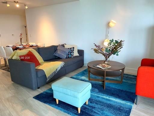 For Rent: $3,750 (1 beds, 1 baths, 681 Square Feet)