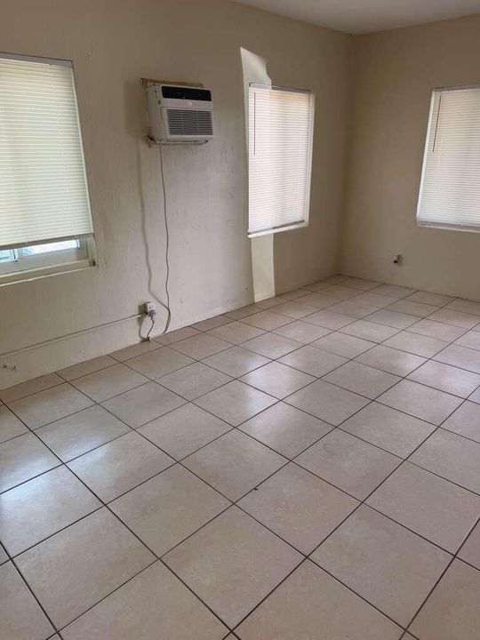 1304 NW 4 ST LIVING ROOM 2