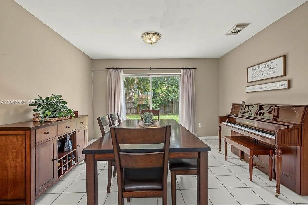 En Venta: $600,000 (4 camas, 3 baños, 1850 Pies cuadrados)