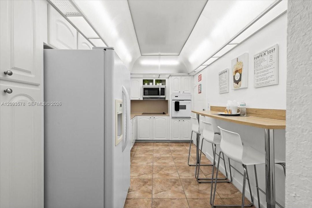For Sale: $415,000 (1 beds, 1 baths, 905 Square Feet)