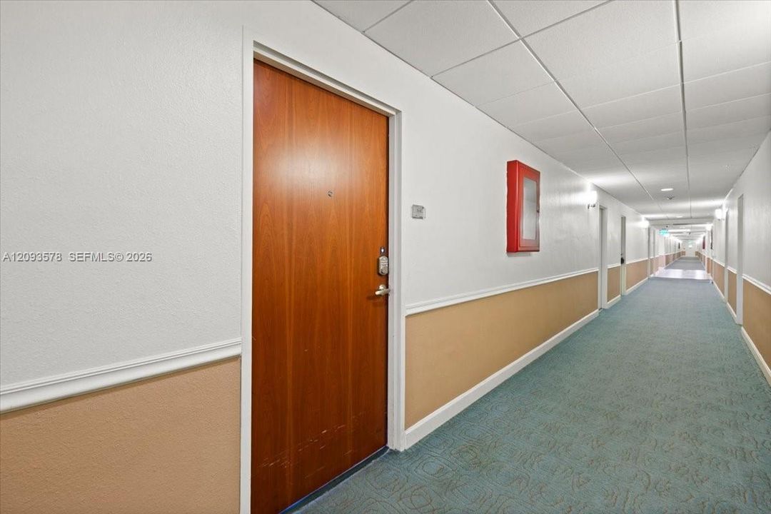 For Sale: $415,000 (1 beds, 1 baths, 905 Square Feet)