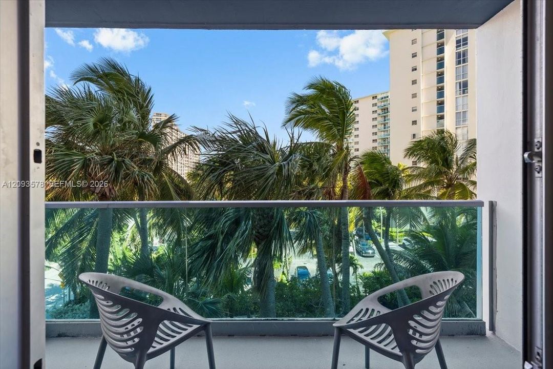 For Sale: $415,000 (1 beds, 1 baths, 905 Square Feet)