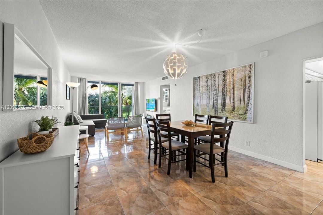 For Sale: $415,000 (1 beds, 1 baths, 905 Square Feet)