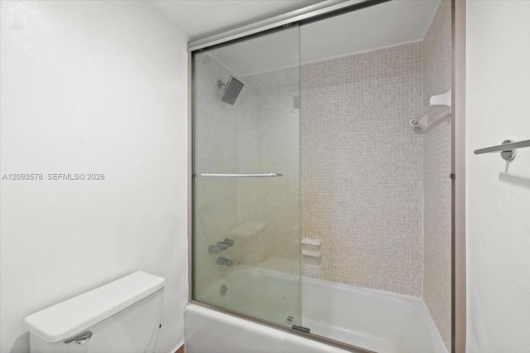 For Sale: $415,000 (1 beds, 1 baths, 905 Square Feet)