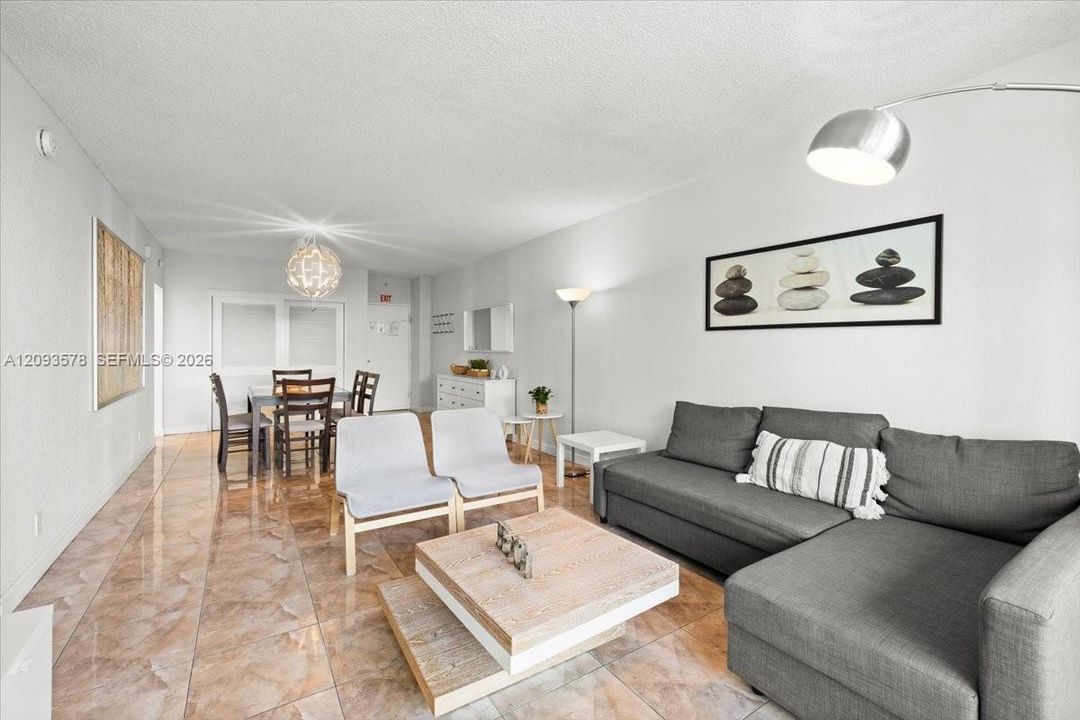 For Sale: $415,000 (1 beds, 1 baths, 905 Square Feet)