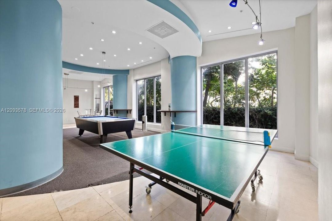 For Sale: $415,000 (1 beds, 1 baths, 905 Square Feet)