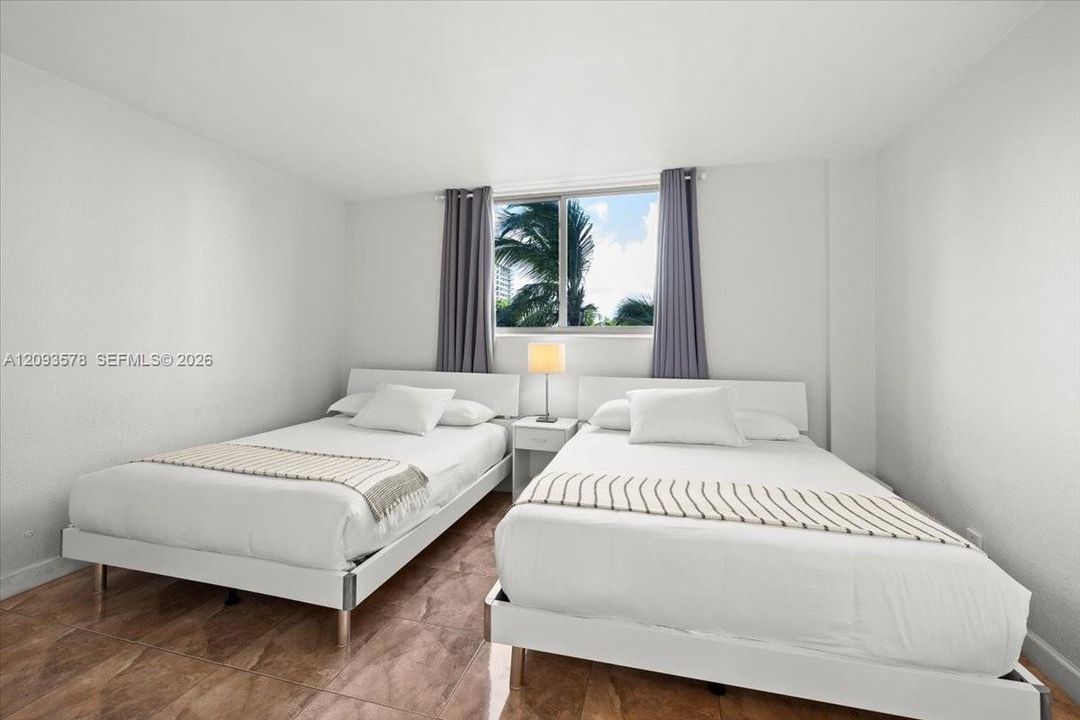 For Sale: $415,000 (1 beds, 1 baths, 905 Square Feet)