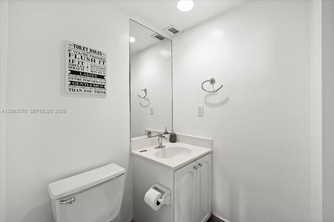 For Sale: $415,000 (1 beds, 1 baths, 905 Square Feet)