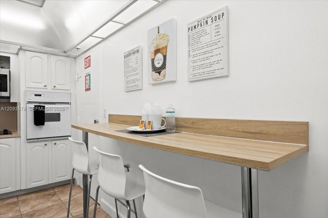For Sale: $415,000 (1 beds, 1 baths, 905 Square Feet)