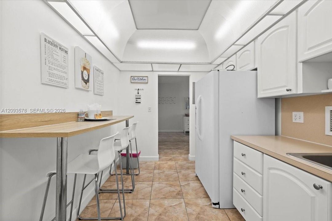 For Sale: $415,000 (1 beds, 1 baths, 905 Square Feet)