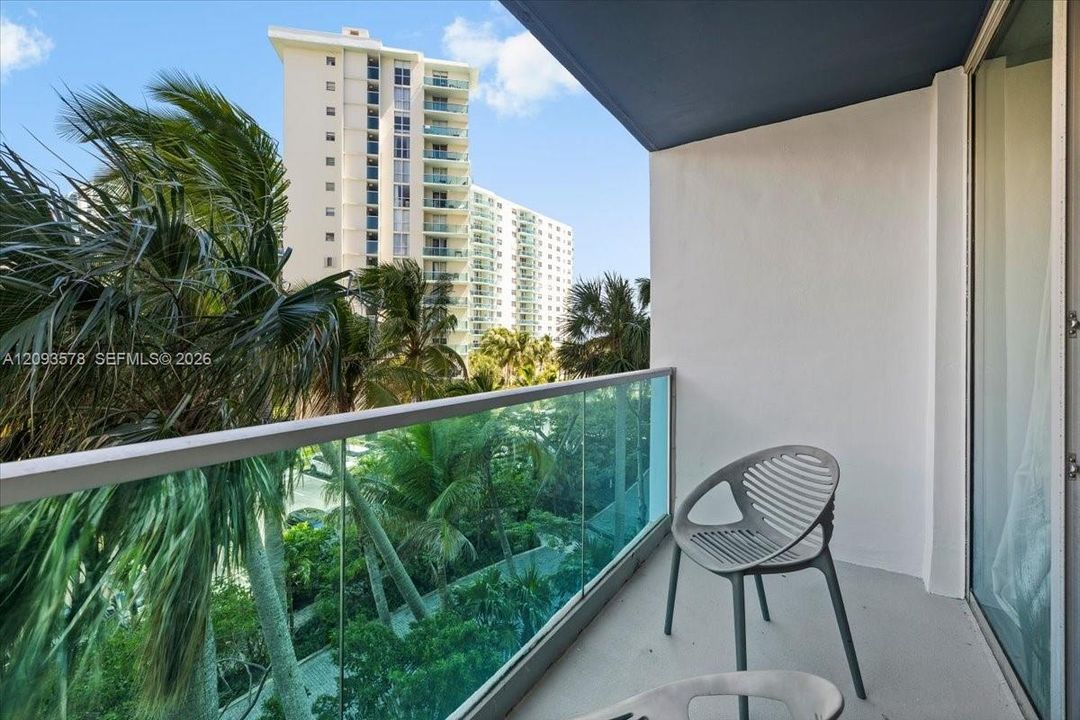 For Sale: $415,000 (1 beds, 1 baths, 905 Square Feet)
