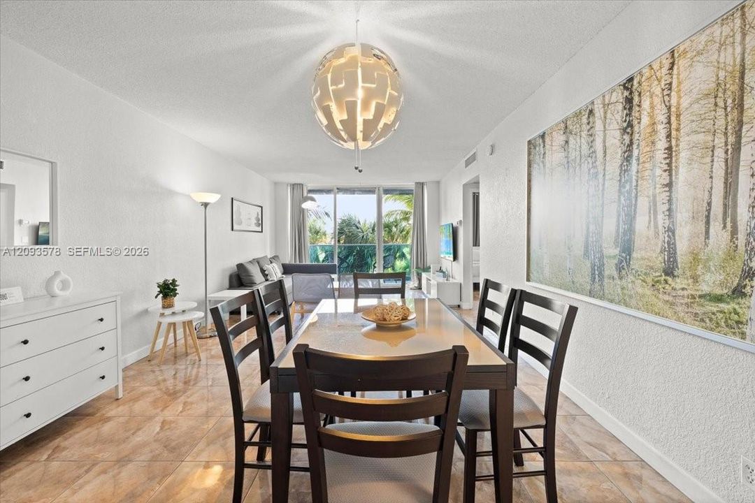 For Sale: $415,000 (1 beds, 1 baths, 905 Square Feet)