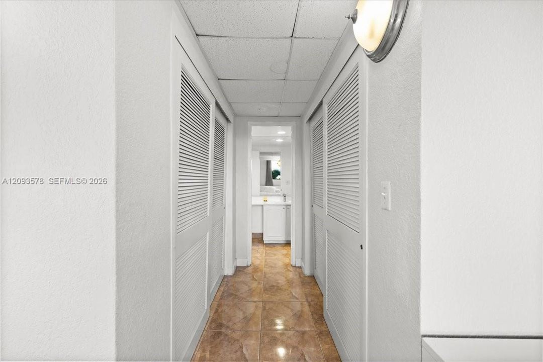 For Sale: $415,000 (1 beds, 1 baths, 905 Square Feet)