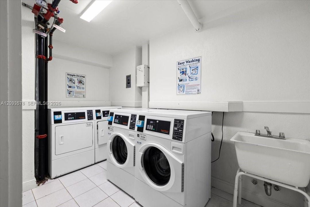 For Sale: $415,000 (1 beds, 1 baths, 905 Square Feet)