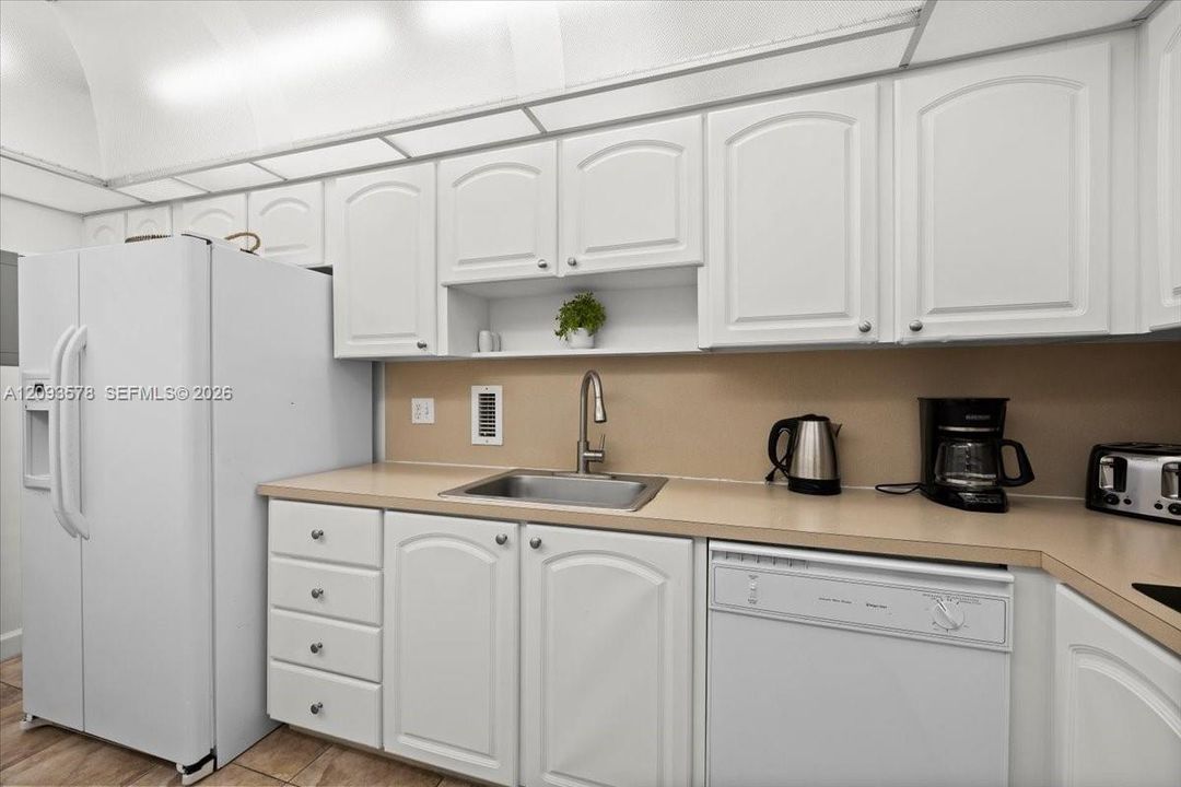 For Sale: $415,000 (1 beds, 1 baths, 905 Square Feet)