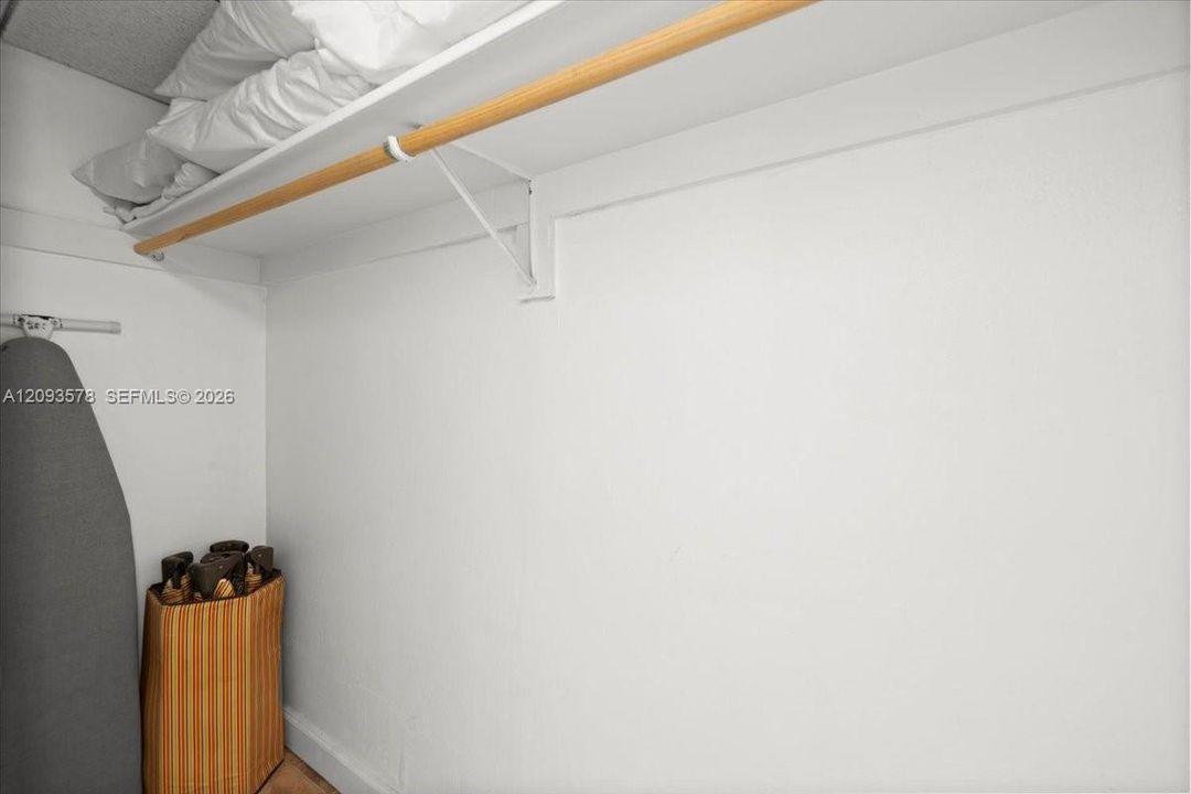 For Sale: $415,000 (1 beds, 1 baths, 905 Square Feet)