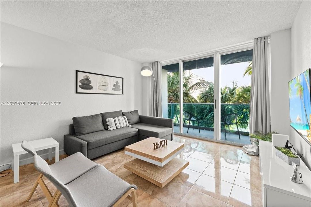 For Sale: $415,000 (1 beds, 1 baths, 905 Square Feet)