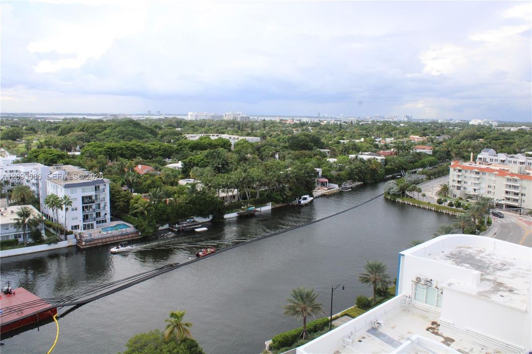For Sale: $650,000 (1 beds, 1 baths, 901 Square Feet)