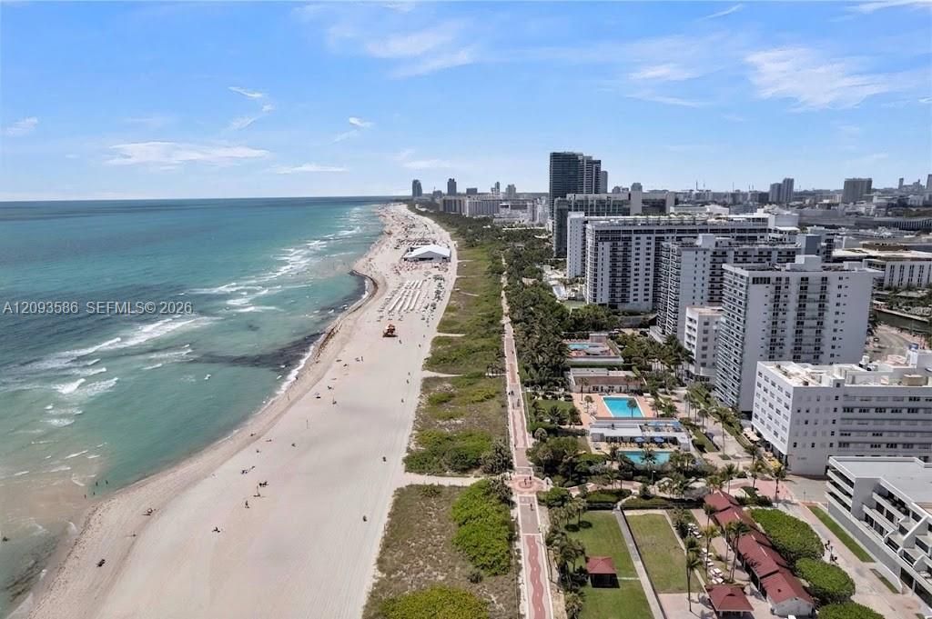 For Sale: $650,000 (1 beds, 1 baths, 901 Square Feet)