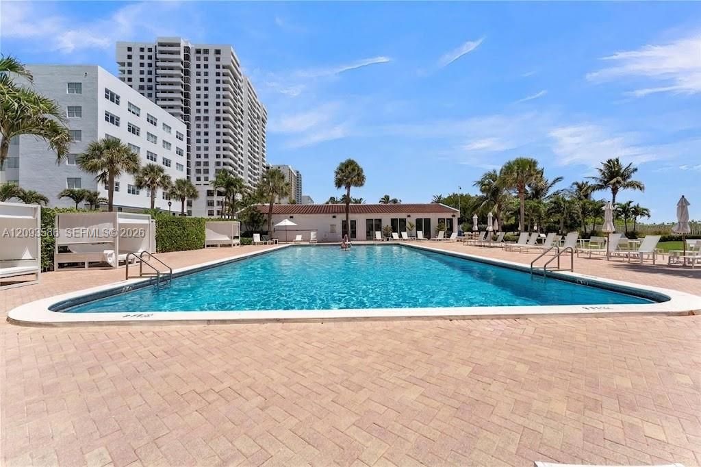 For Sale: $650,000 (1 beds, 1 baths, 901 Square Feet)