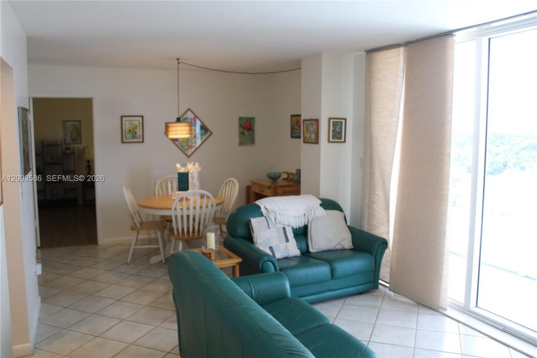 For Sale: $650,000 (1 beds, 1 baths, 901 Square Feet)