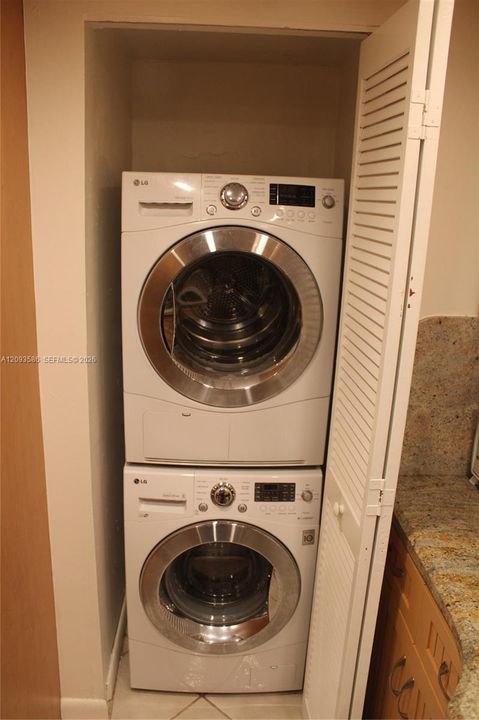 For Sale: $650,000 (1 beds, 1 baths, 901 Square Feet)