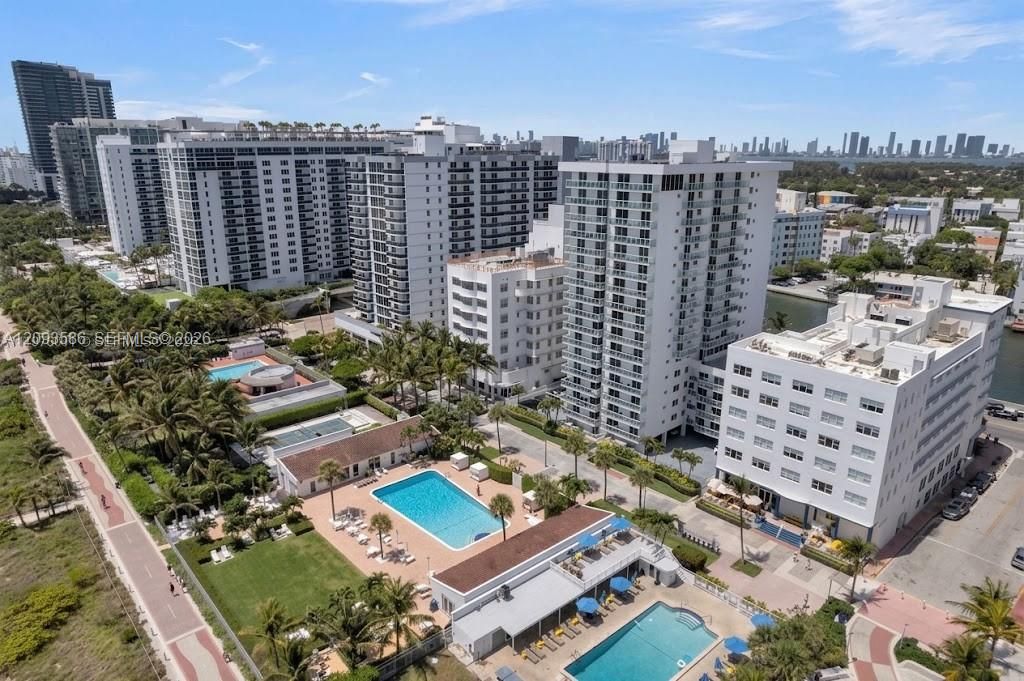 For Sale: $650,000 (1 beds, 1 baths, 901 Square Feet)