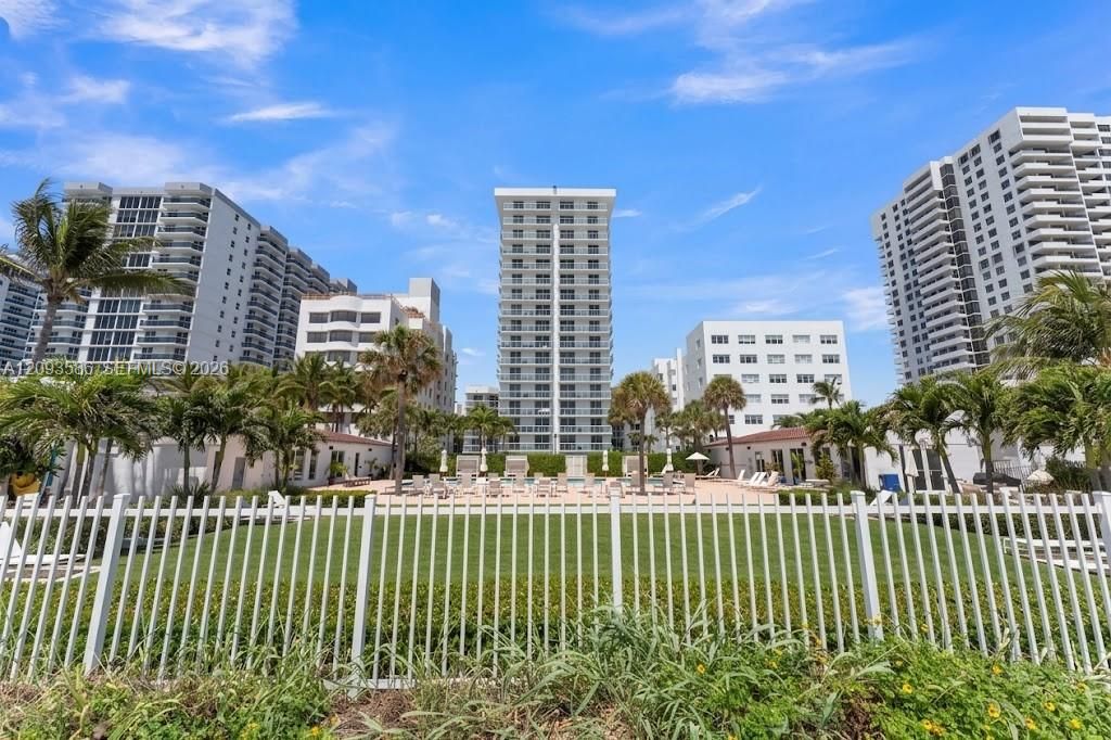 For Sale: $650,000 (1 beds, 1 baths, 901 Square Feet)