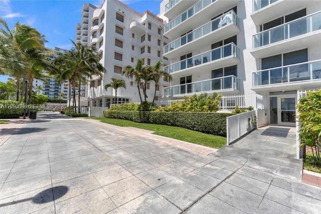 For Sale: $650,000 (1 beds, 1 baths, 901 Square Feet)