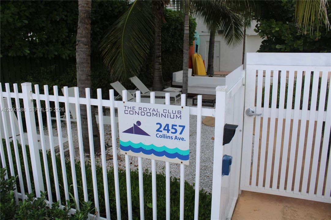 For Sale: $650,000 (1 beds, 1 baths, 901 Square Feet)