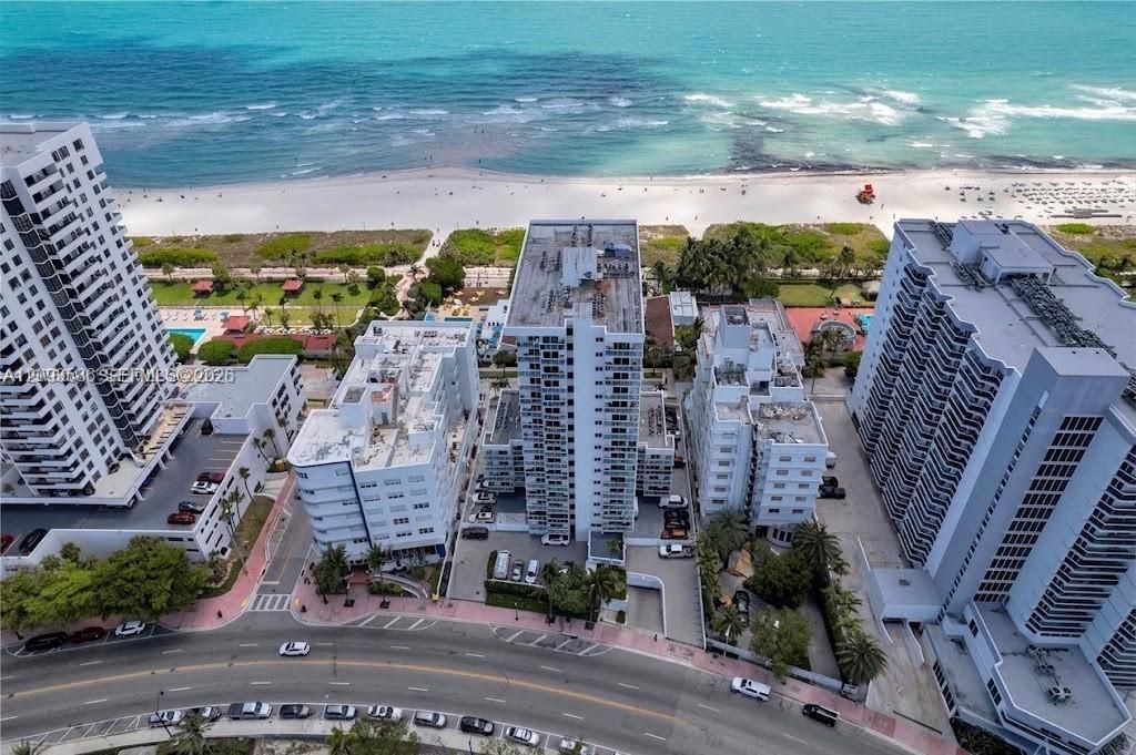 For Sale: $650,000 (1 beds, 1 baths, 901 Square Feet)