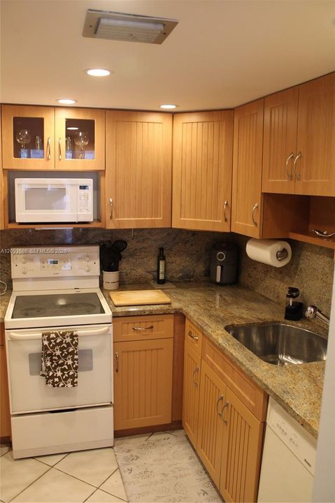 For Sale: $650,000 (1 beds, 1 baths, 901 Square Feet)