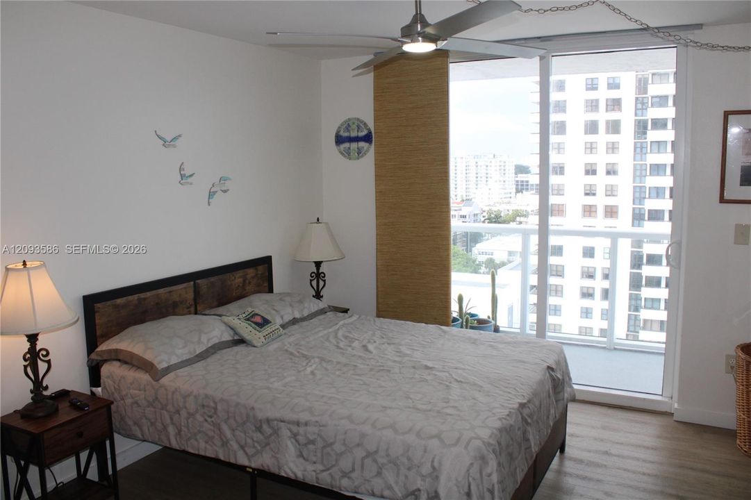 For Sale: $650,000 (1 beds, 1 baths, 901 Square Feet)