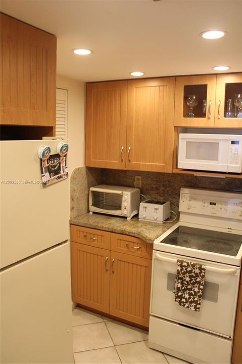 For Sale: $650,000 (1 beds, 1 baths, 901 Square Feet)