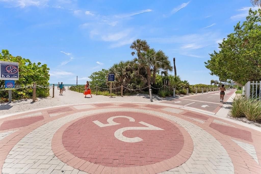 For Sale: $650,000 (1 beds, 1 baths, 901 Square Feet)