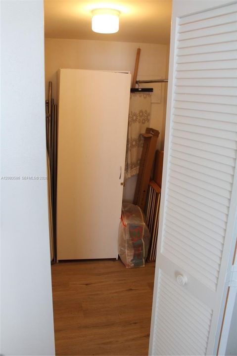 For Sale: $650,000 (1 beds, 1 baths, 901 Square Feet)