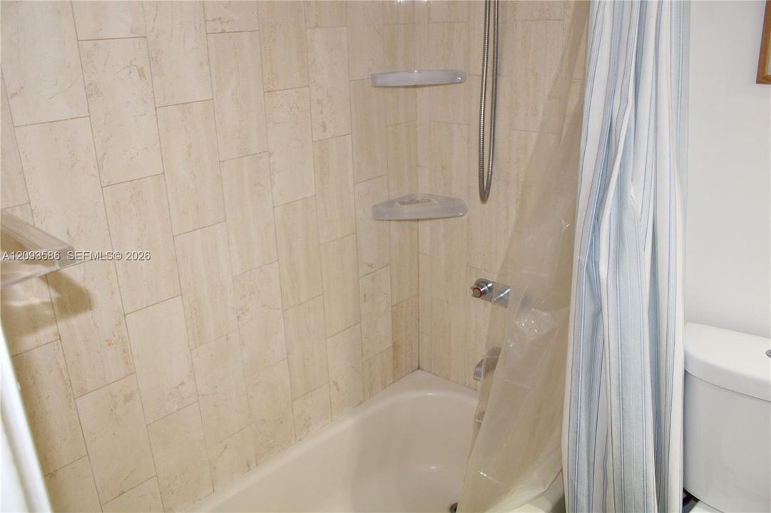 For Sale: $650,000 (1 beds, 1 baths, 901 Square Feet)