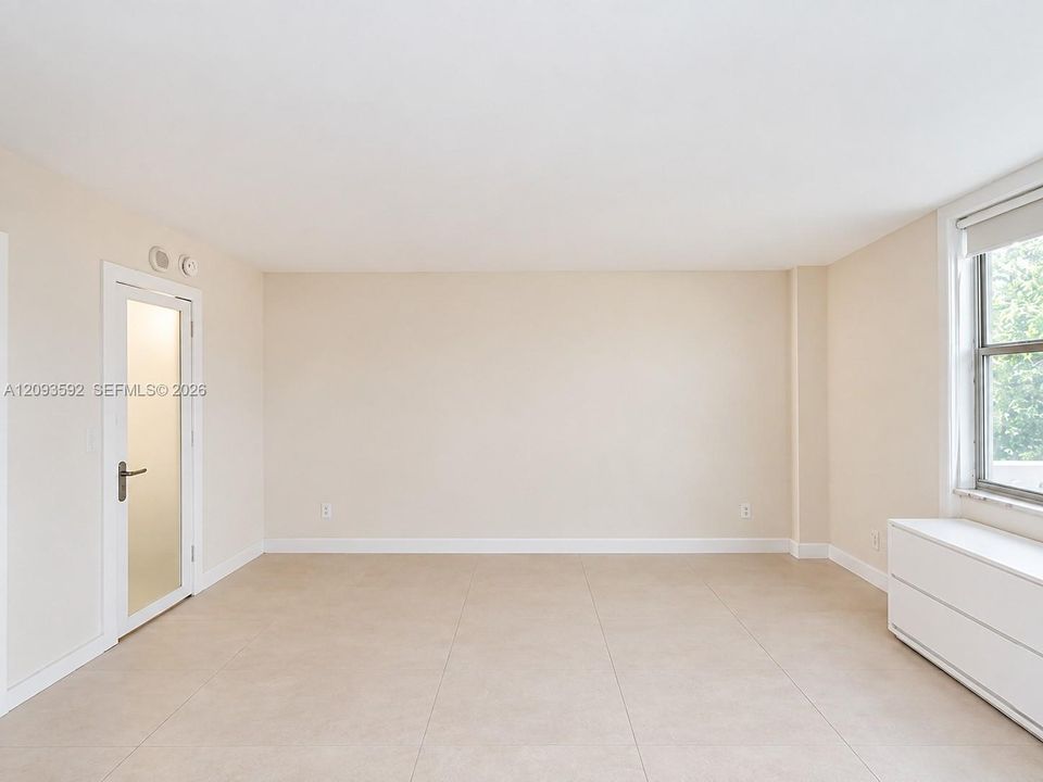 For Rent: $2,300 (1 beds, 1 baths, 890 Square Feet)