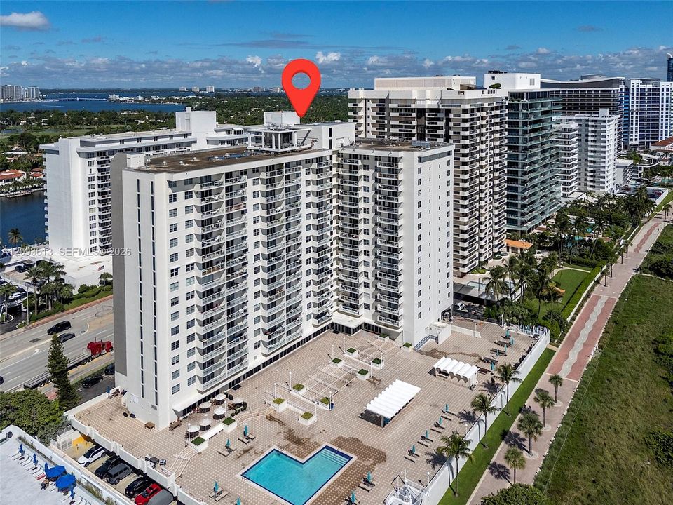 For Sale: $409,000 (1 beds, 2 baths, 824 Square Feet)