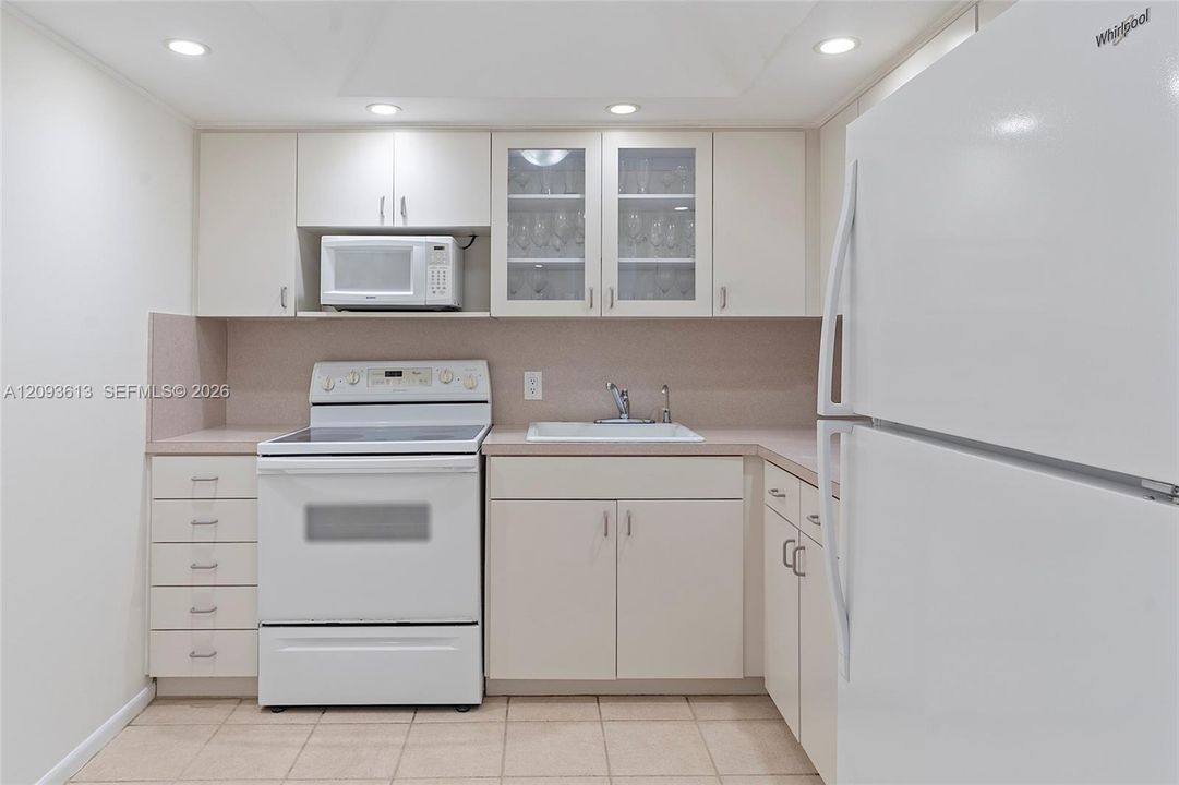 For Sale: $409,000 (1 beds, 2 baths, 824 Square Feet)