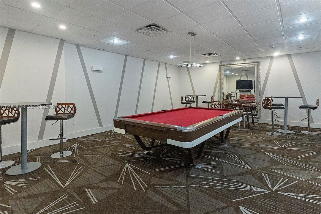 For Sale: $409,000 (1 beds, 2 baths, 824 Square Feet)