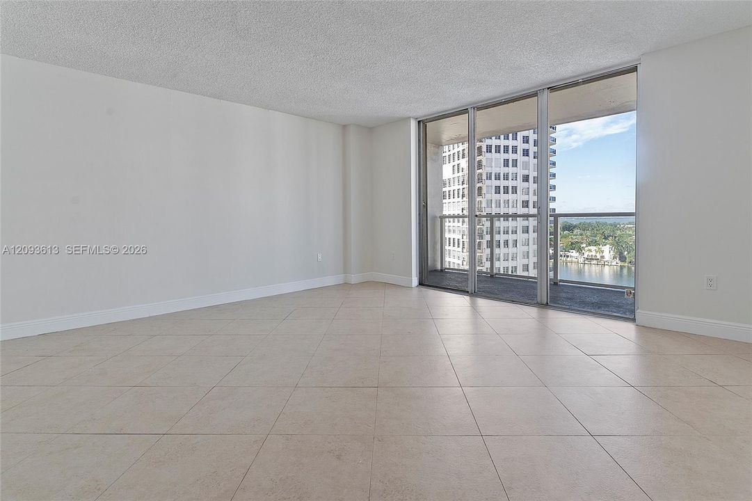 For Sale: $409,000 (1 beds, 2 baths, 824 Square Feet)